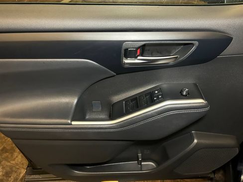 Used 2025 Toyota Highlander XSE AWD/4WD image 24