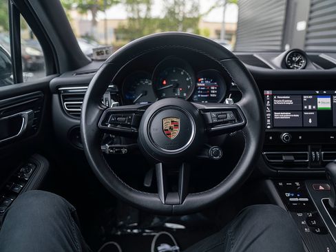 Certified 2023 Porsche Macan AWD/4WD image 6