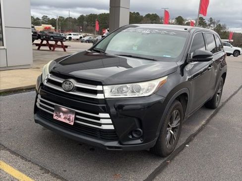 Used 2017 Toyota Highlander LE image 1