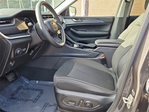 Used 2023 Jeep Grand Cherokee Laredo image 13