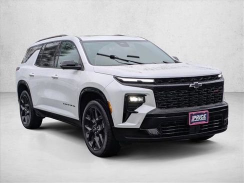 Used 2025 Chevrolet Traverse RS image 3