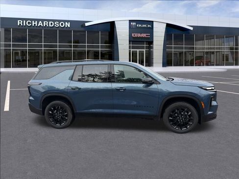 Used 2025 Chevrolet Traverse LT w/ Midnight/Sport Edition image 8