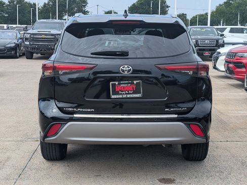 Used 2024 Toyota Highlander Platinum FWD image 5
