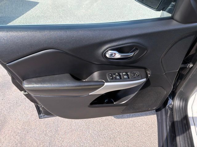 Used 2018 Jeep Cherokee Latitude Plus w/ Cold Weather Group AWD/4WD image 20