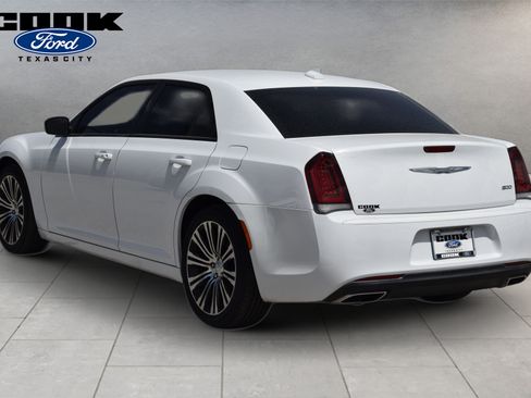 Used 2019 Chrysler 300 Touring w/ Sport Appearance Package RWD image 4