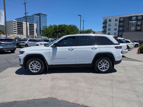 Used 2023 Jeep Grand Cherokee Laredo w/ Luxury Tech Group I AWD/4WD image 9