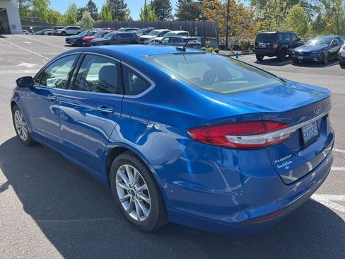 Used 2017 Ford Fusion SE w/ Fusion SE Technology Package FWD image 6