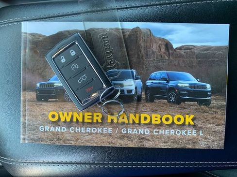 Used 2025 Jeep Grand Cherokee Altitude AWD/4WD image 9
