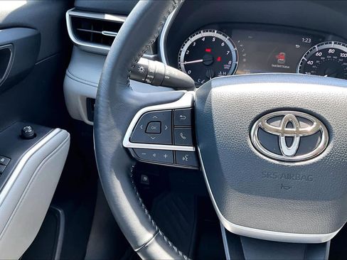 Used 2023 Toyota Highlander XLE AWD/4WD image 23