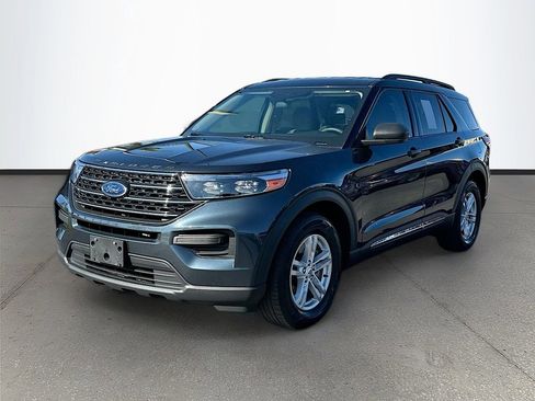 Used 2022 Ford Explorer XLT image 3