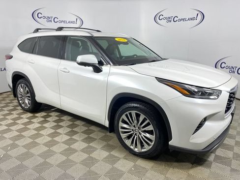 Certified 2024 Toyota Highlander Platinum AWD/4WD image 1