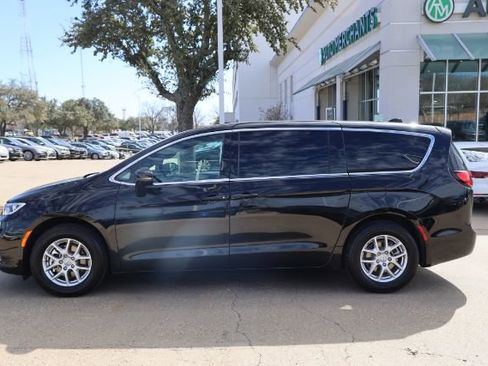 Used 2026 Chrysler Pacifica Select image 10