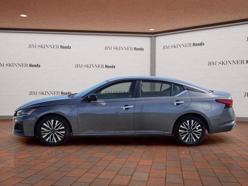 Used 2024 Nissan Altima 2.5 SV FWD image 13