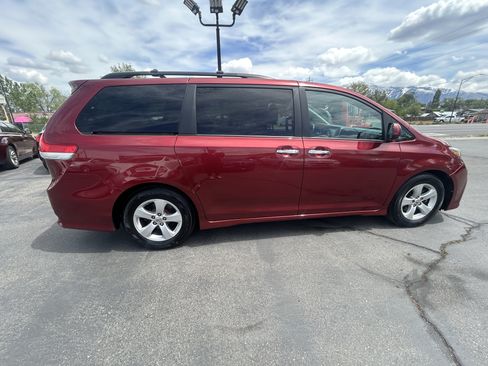 Used 2018 Toyota Sienna SE FWD image 4