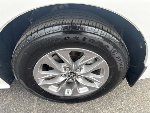 Used 2025 Toyota Sienna XLE FWD image 11