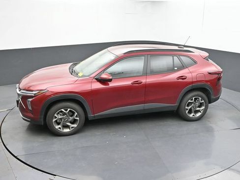 Used 2025 Chevrolet Trax LT FWD image 18
