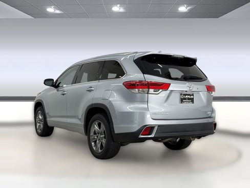 Used 2019 Toyota Highlander Limited Platinum FWD image 3