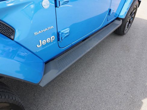 Used 2023 Jeep Wrangler Unlimited Sahara AWD/4WD image 9