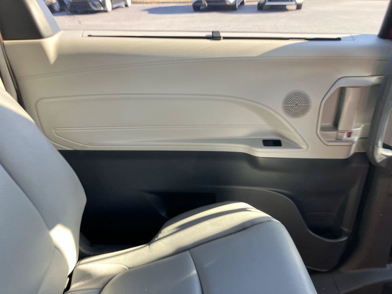 Used 2023 Toyota Sienna XLE FWD image 22