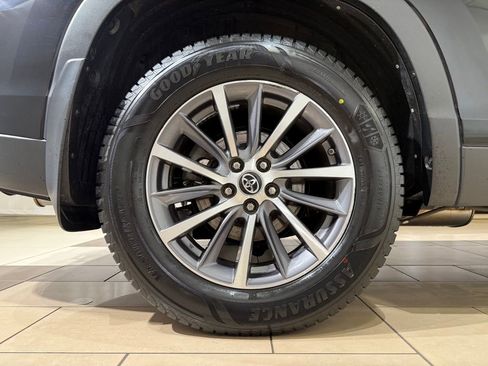 Certified 2019 Toyota Highlander XLE AWD/4WD image 9