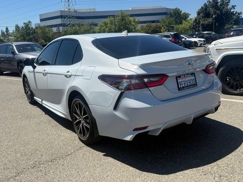 Used 2023 Toyota Camry SE FWD image 3