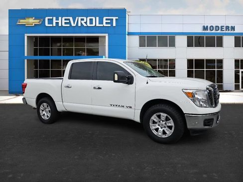 Used 2018 Nissan Titan SV image 7