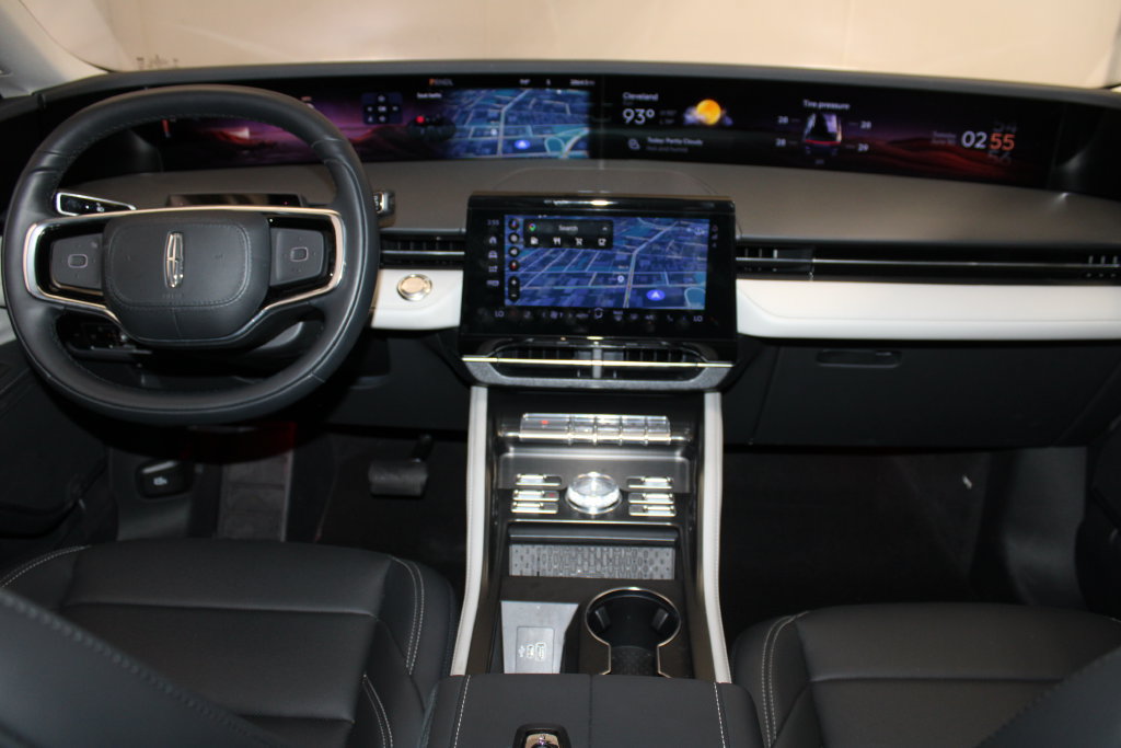Used 2025 Lincoln Nautilus Premier AWD/4WD image 13