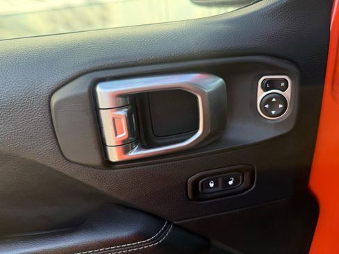 Used 2018 Jeep Wrangler Unlimited Sahara image 35