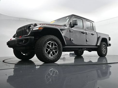 Used 2025 Jeep Gladiator Rubicon AWD/4WD image 34