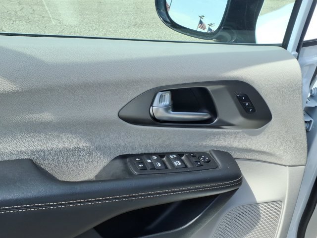 Used 2024 Chrysler Pacifica Touring-L FWD image 10