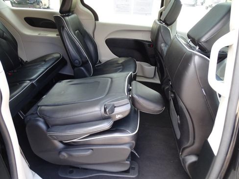 Used 2023 Chrysler Pacifica Limited image 43