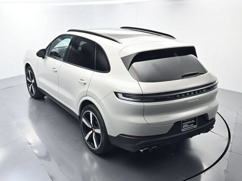 Certified 2025 Porsche Cayenne AWD/4WD image 37