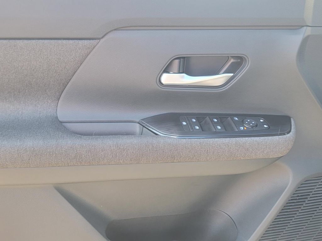 Used 2025 Nissan Kicks SV AWD/4WD image 11