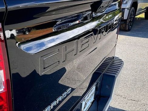 Used 2022 Chevrolet Silverado 1500 LT AWD/4WD image 22