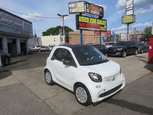 Used 2016 smart fortwo passion RWD image 3