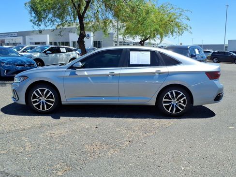 Certified 2025 Volkswagen Jetta SE FWD image 4
