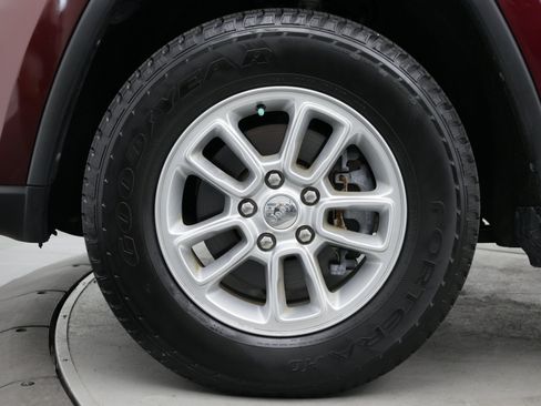 Used 2019 Jeep Grand Cherokee Laredo RWD image 10
