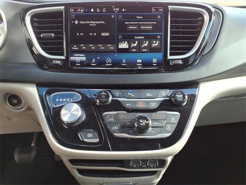 Used 2023 Chrysler Pacifica Touring-L image 19