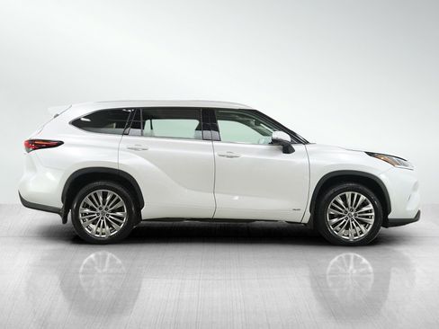 Used 2025 Toyota Highlander Platinum image 6