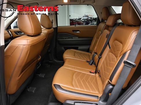 Used 2024 Nissan Pathfinder Platinum w/ Black Appearance Package AWD/4WD image 22