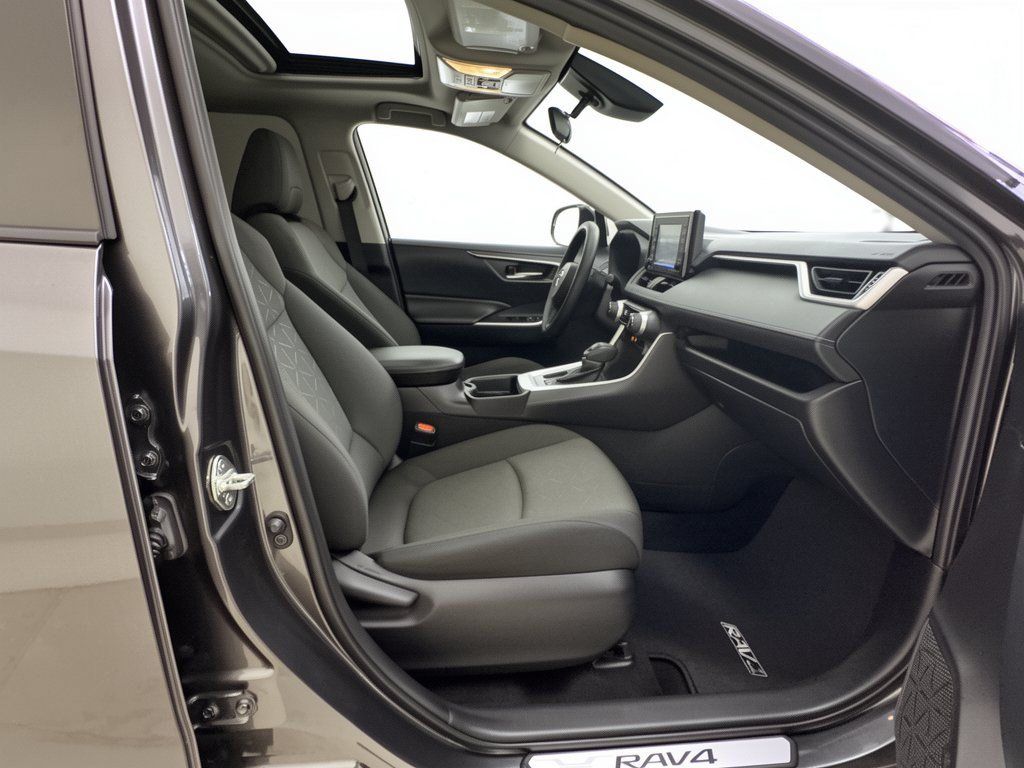 Used 2021 Toyota RAV4 XLE w/ Convenience Package FWD image 30