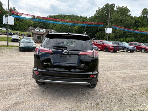 Used 2018 Toyota RAV4 XLE AWD/4WD image 12