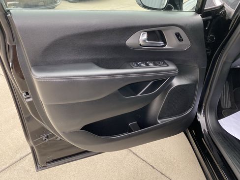 Used 2025 Chrysler Pacifica Select FWD image 16