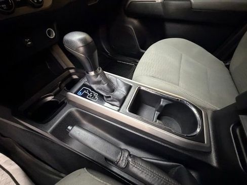 Used 2016 Toyota Tacoma SR5 w/ SR5 Appearance Package (SN) AWD/4WD image 19