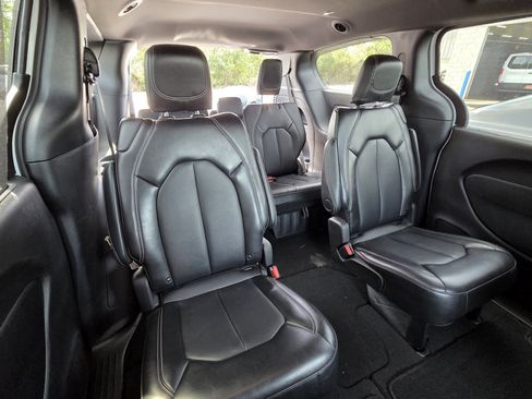 Used 2025 Chrysler Pacifica Select FWD image 10