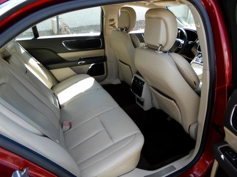 Used 2018 Lincoln Continental Premiere image 9