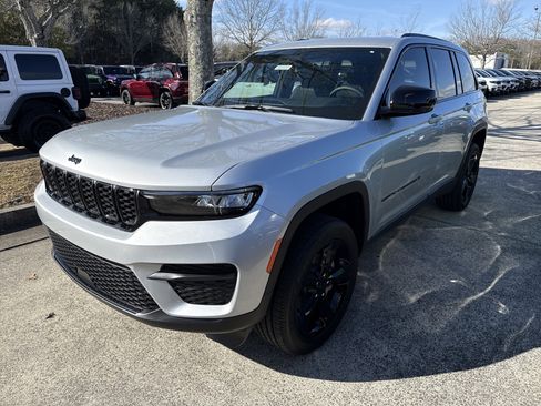 New 2025 Jeep Grand Cherokee Altitude image 3