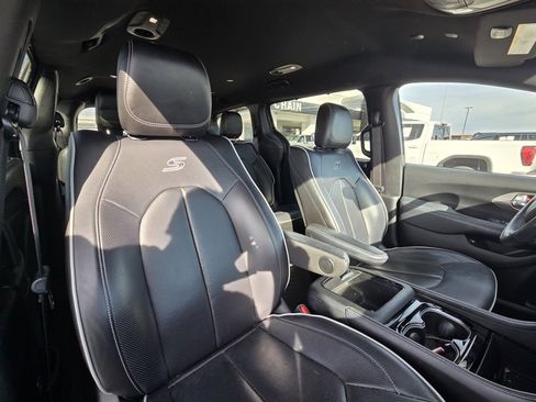 Used 2021 Chrysler Pacifica Limited w/ Uconnect Theater Family Group image 29