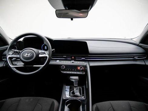 Used 2025 Hyundai Elantra SEL image 26