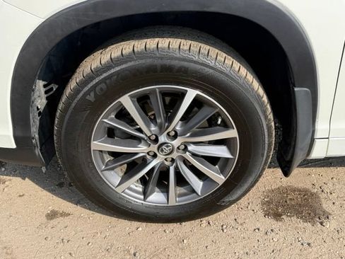 Used 2018 Toyota Highlander XLE AWD/4WD image 11
